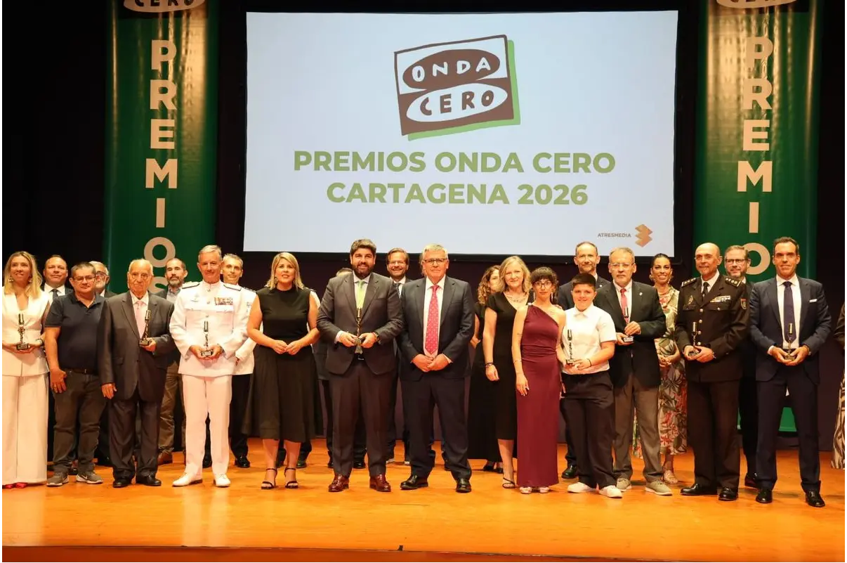 Foto de grupo de los galardonados y autoridades en el escenario de la XVII Gala de los Premios Onda Cero Cartagena 2026 celebrada en el Auditorio El Batel.