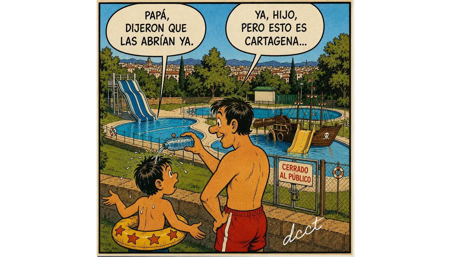 Caricatura al estilo de los tebeos españoles clásicos donde un padre refresca con una botella de agua a su hijo, que lleva un flotador, frente a unas piscinas cerradas al público en Cartagena. El niño pregunta “Papá, dijeron que las abrían ya” y el padre responde “Ya, hijo, pero esto es Cartagena...”. Al fondo se observan toboganes acuáticos, una zona de juegos pirata y un cartel de “Cerrado al público”