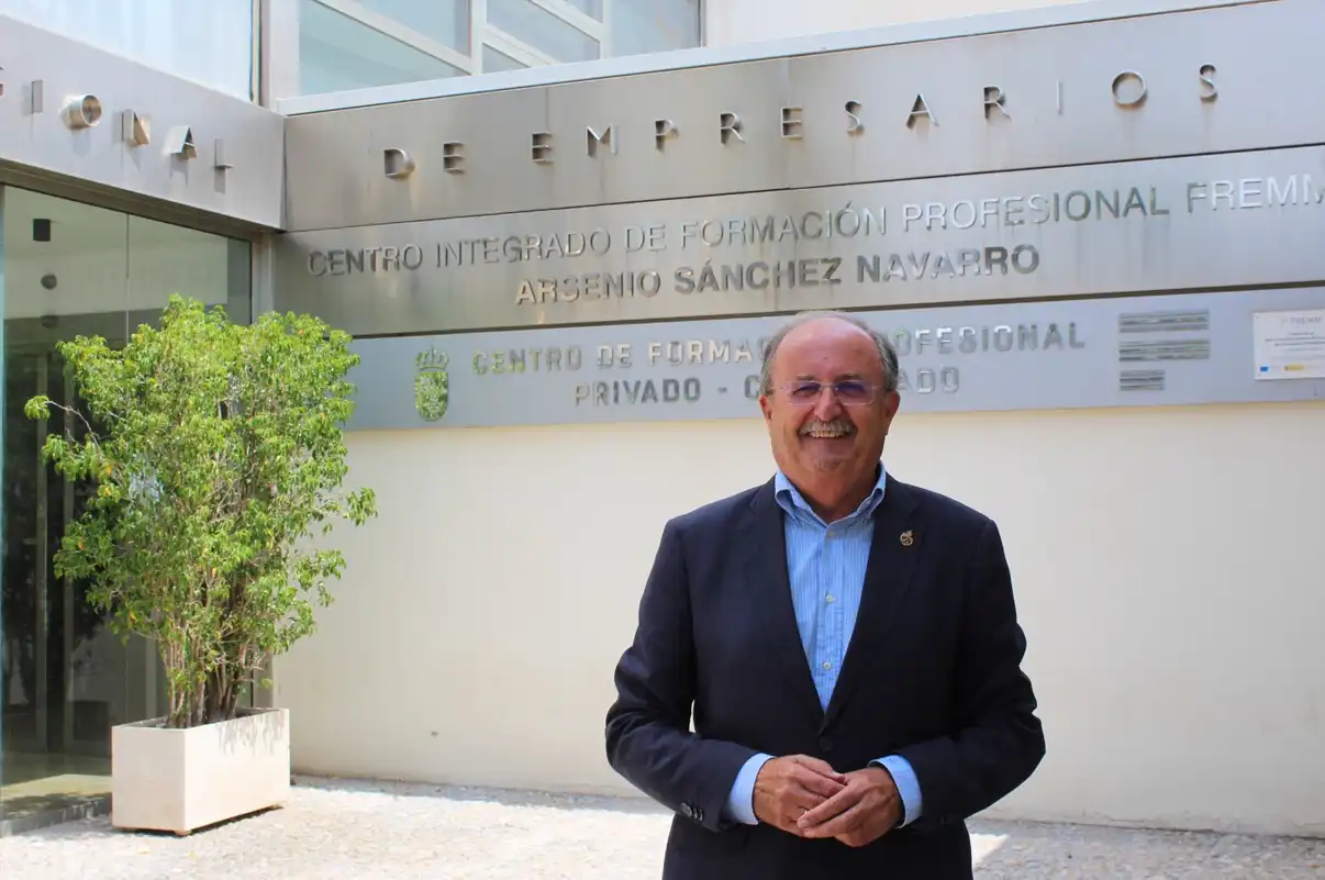 Tomás Martínez Pagán, nuevo presidente de FREMM, frente al Centro Integrado de Formación Profesional FREMM Arsenio Sánchez Navarro, referente en formación para la industria de la Región de Murcia.