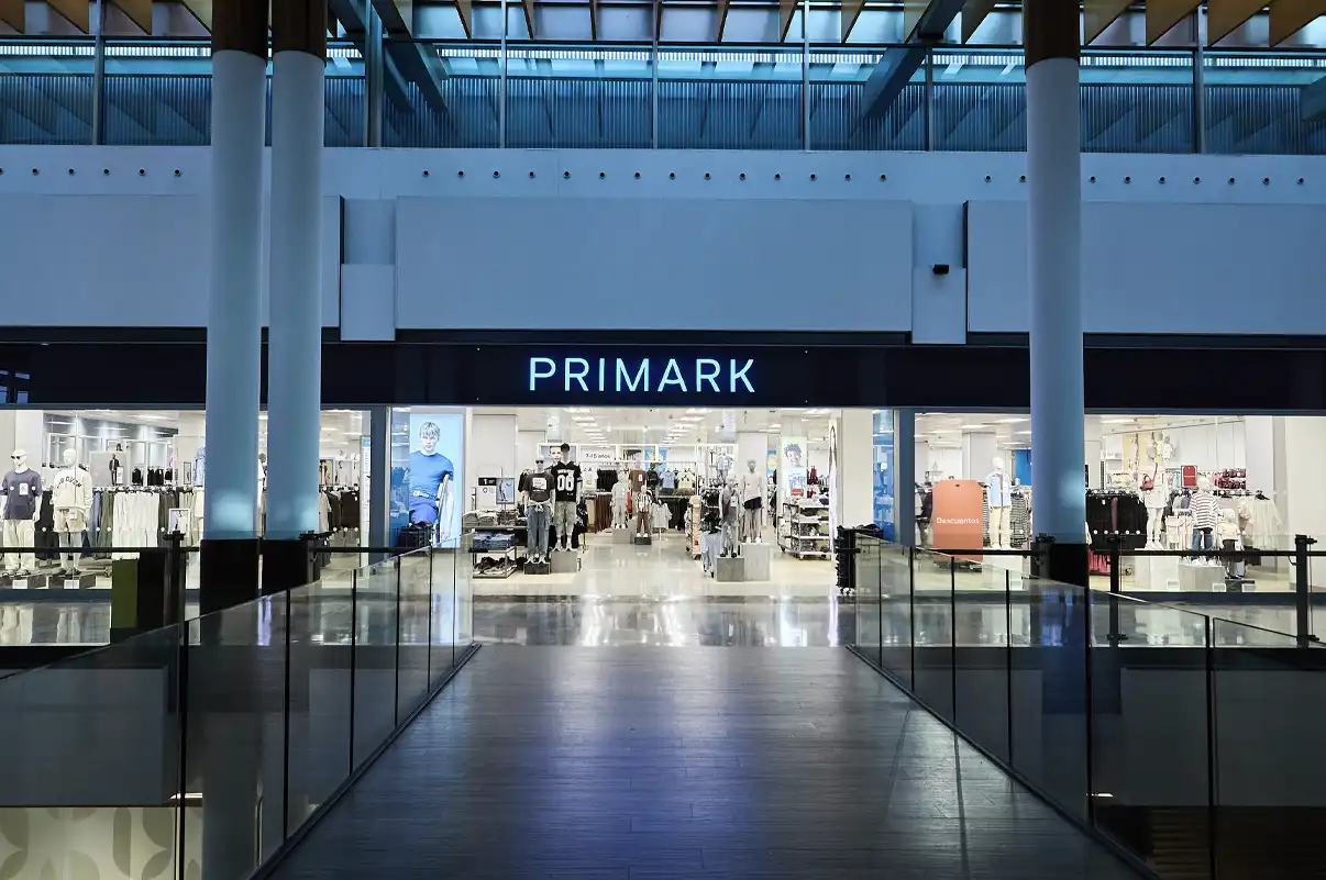 Fachada de la tienda renovada de Primark en el Centro Comercial Espacio Mediterráneo de Cartagena tras su remodelación integral.