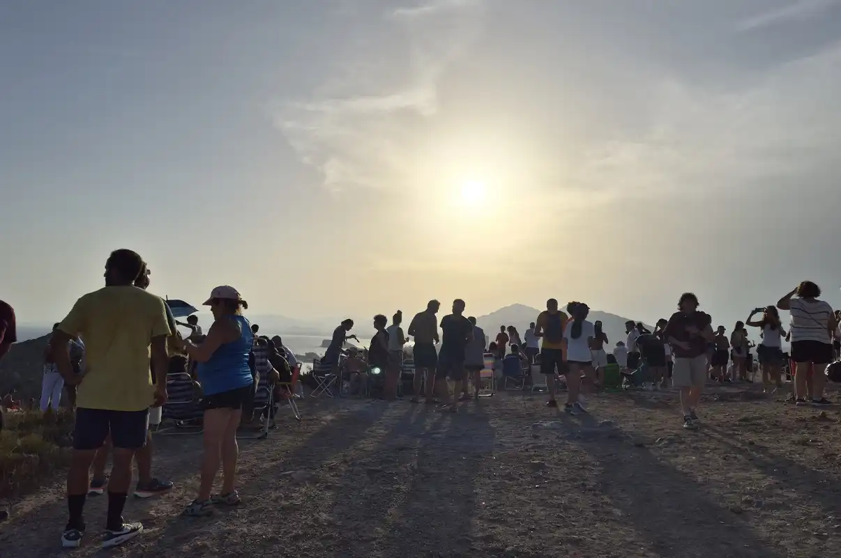 Grupo de personas en Puerto de Mazarrón para ver el eclipse