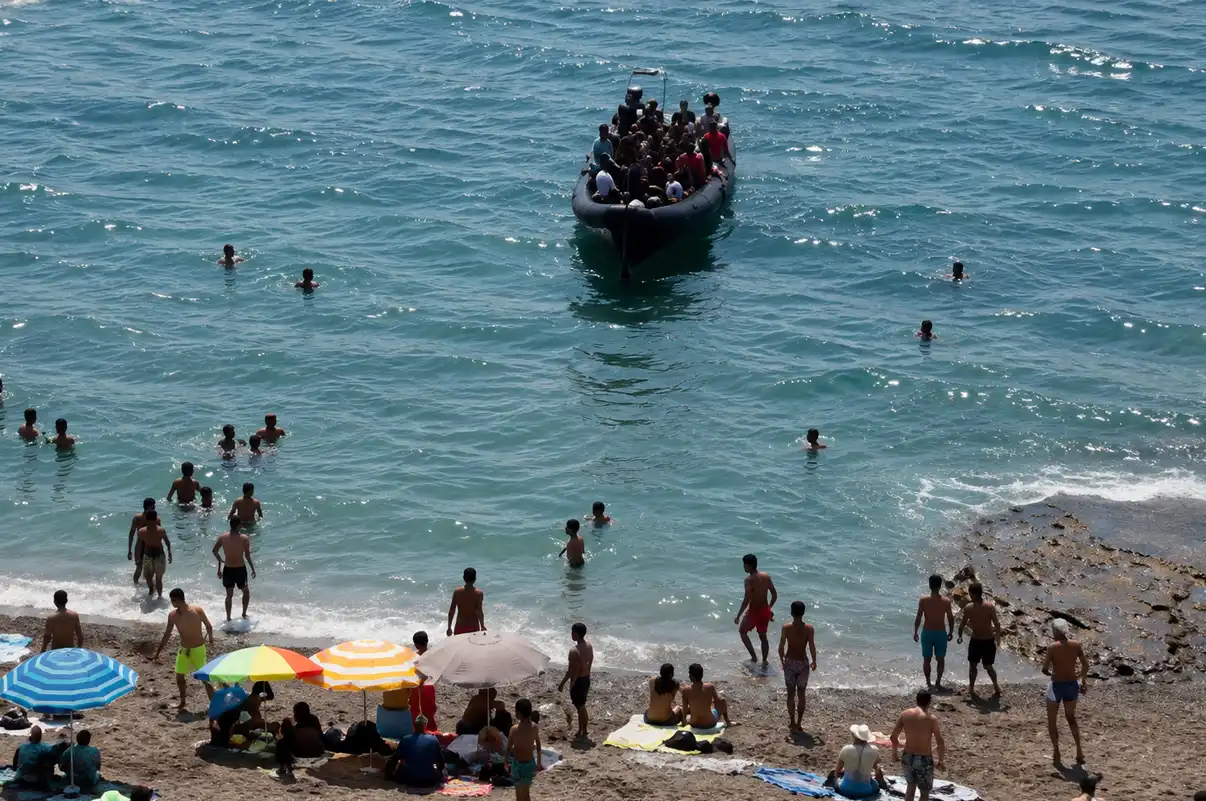 atera con decenas de personas aproximándose a una cala de Cartagena ante la presencia de bañistas en la playa.