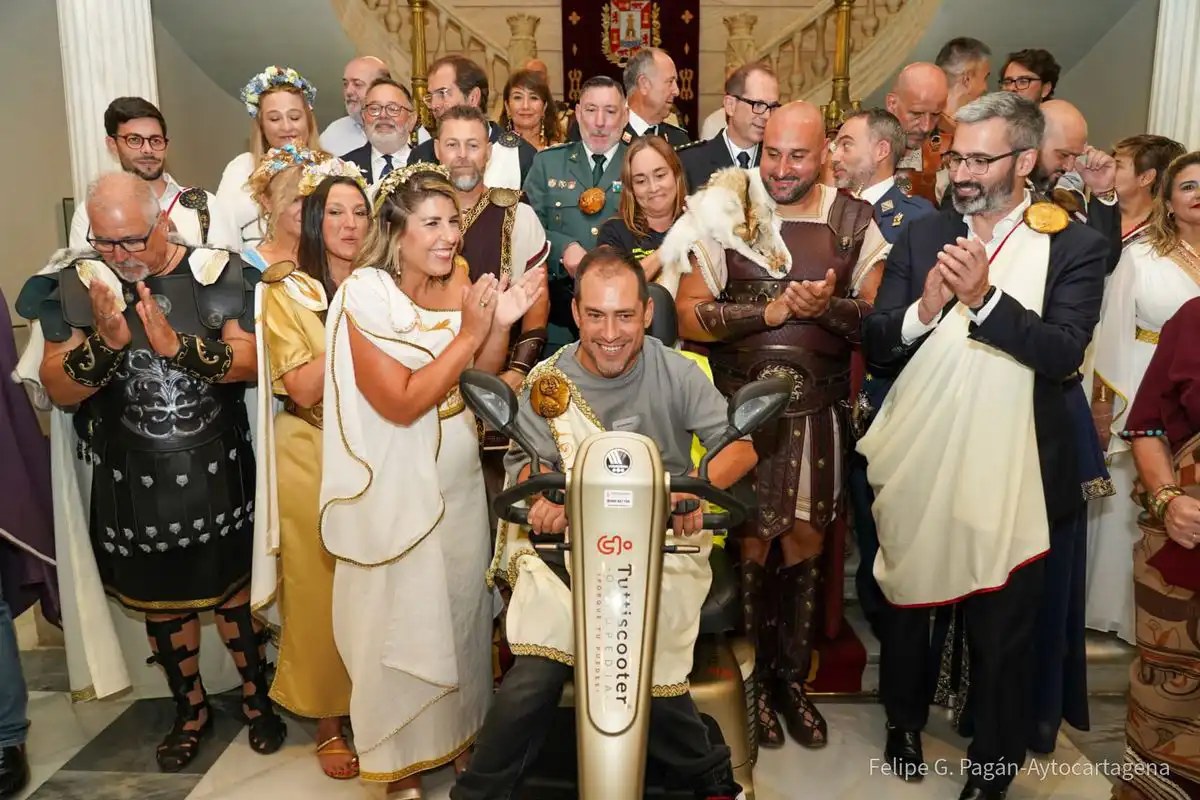 El Langui junto a festeros y autoridades tras el pregón de las Fiestas de Carthagineses y Romanos de Cartagena.
