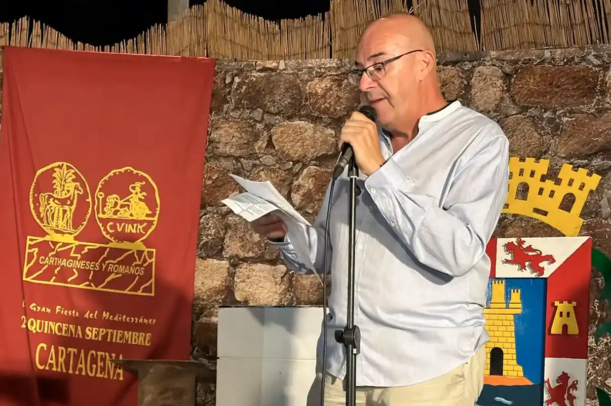 Pencho Angosto presentando la asociación AMCT