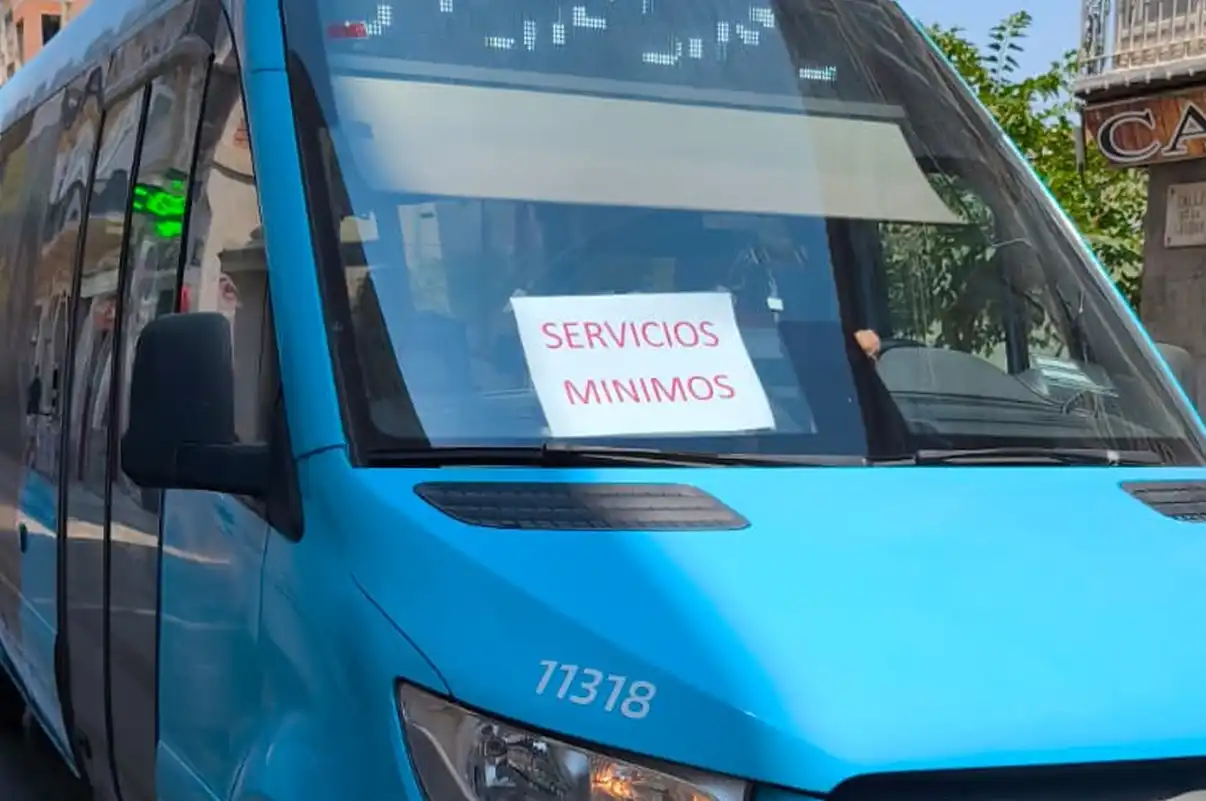Autobús urbano de Cartagena con cartel de servicios mínimos durante una jornada de huelga.