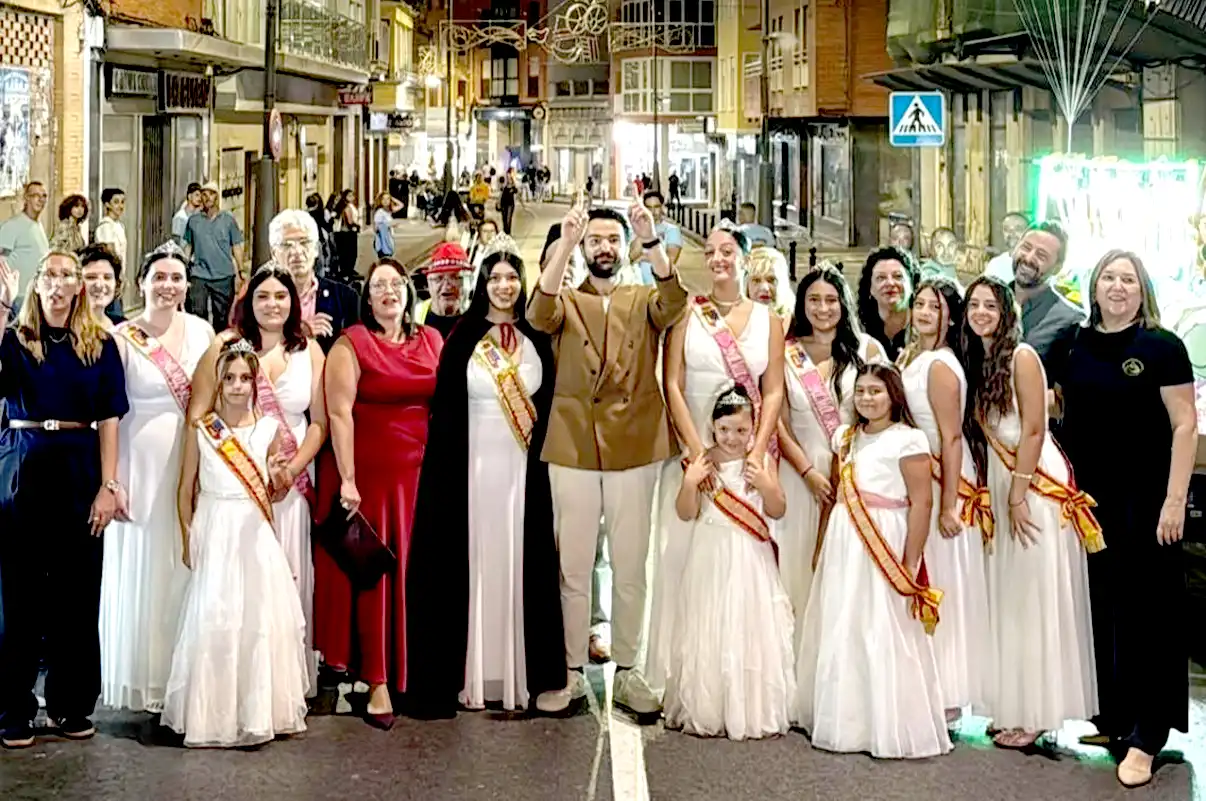 Participantes y representantes de las peñas durante el inicio de las Fiestas del Rosario 2026 en La Unión