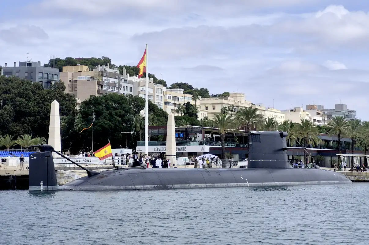 Submarino S-81 Isaac Peral atracado en el puerto de Cartagena durante la celebración de la Jura de Bandera.