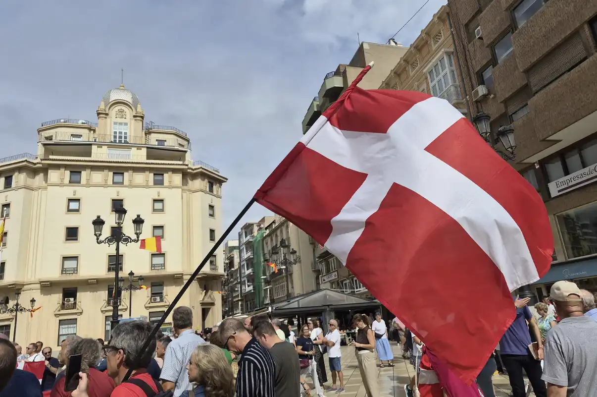 Concentración por la restitución de la Provincia de Cartagena con una gran bandera cartagenera en el centro de la ciudad.