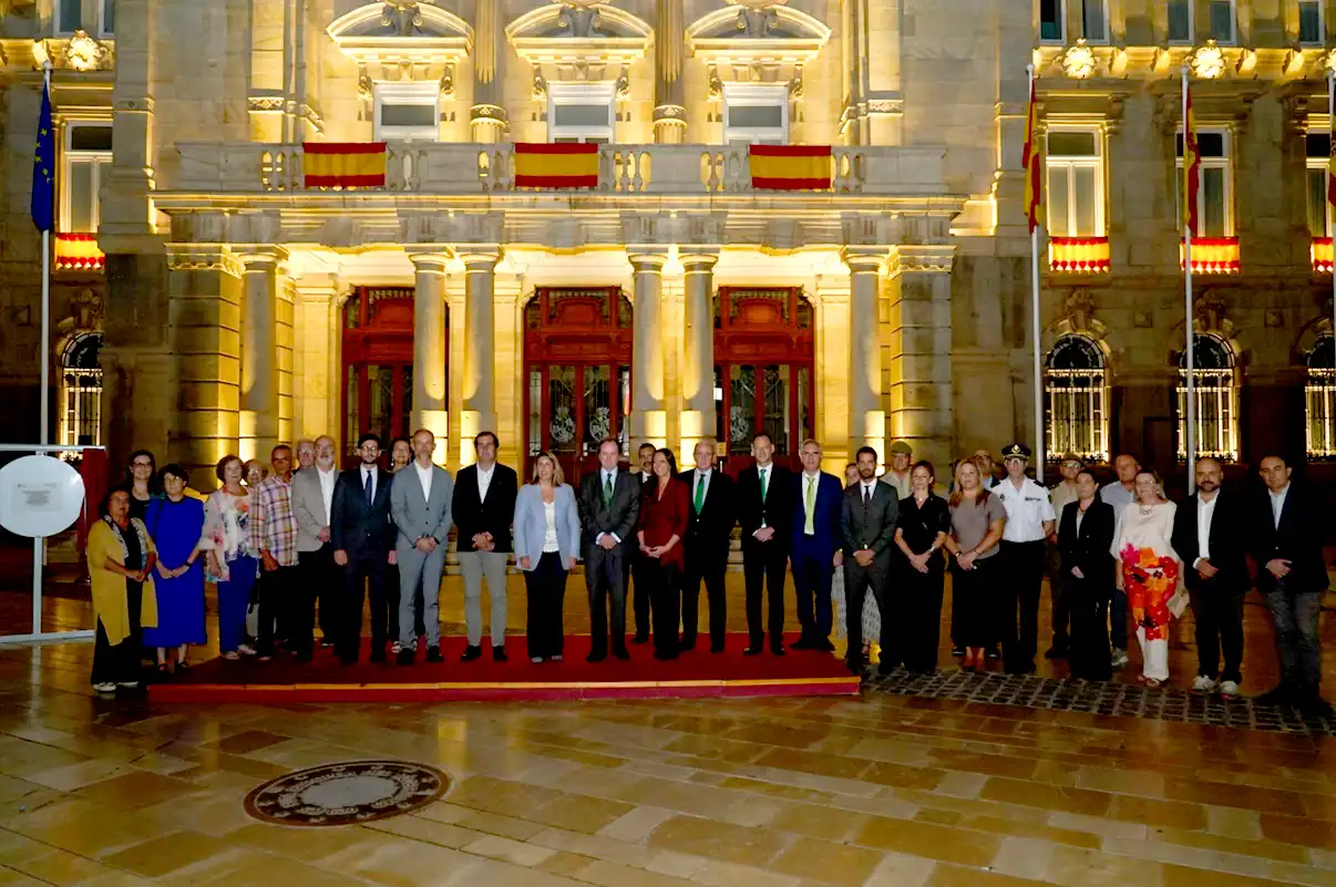 Autoridades y representantes institucionales durante la inauguración de la nueva iluminación del Palacio Consistorial de Cartagena.