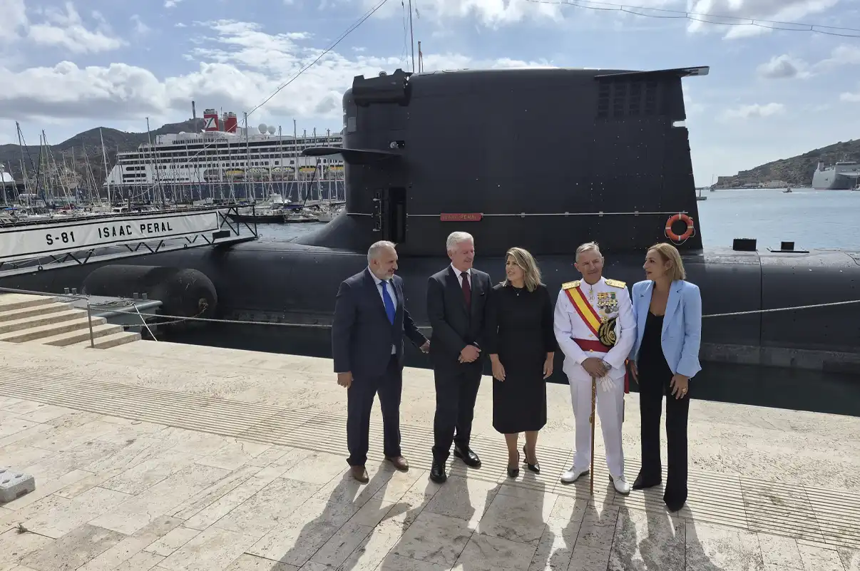 Autoridades posan ante el submarino S-81 Isaac Peral en el puerto de Cartagena durante la Jura de Bandera.